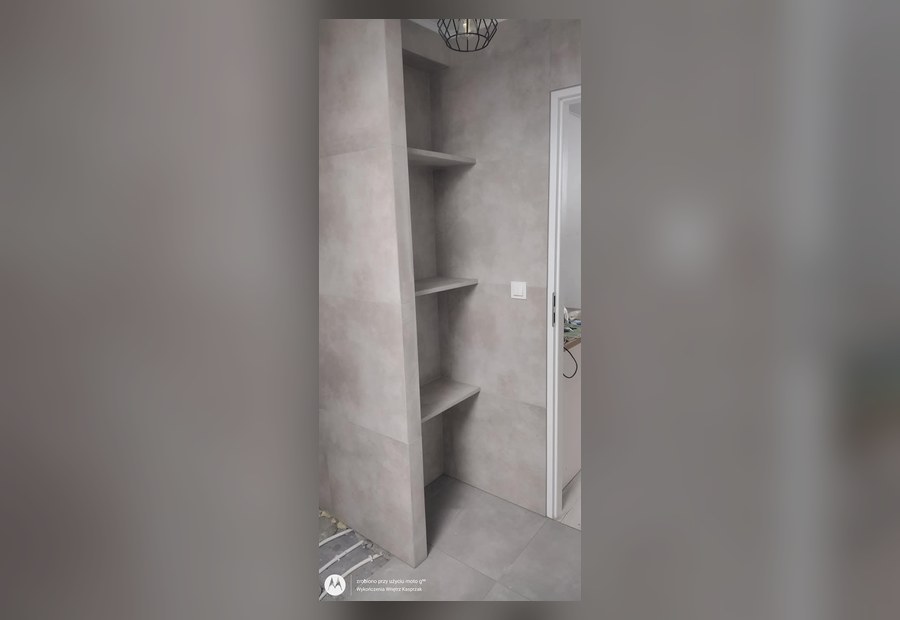 Fliesenarbeiten auf Treppen